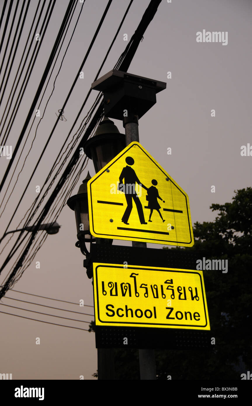 Zone scolaire signe sur une rue à Bangkok Banque D'Images
