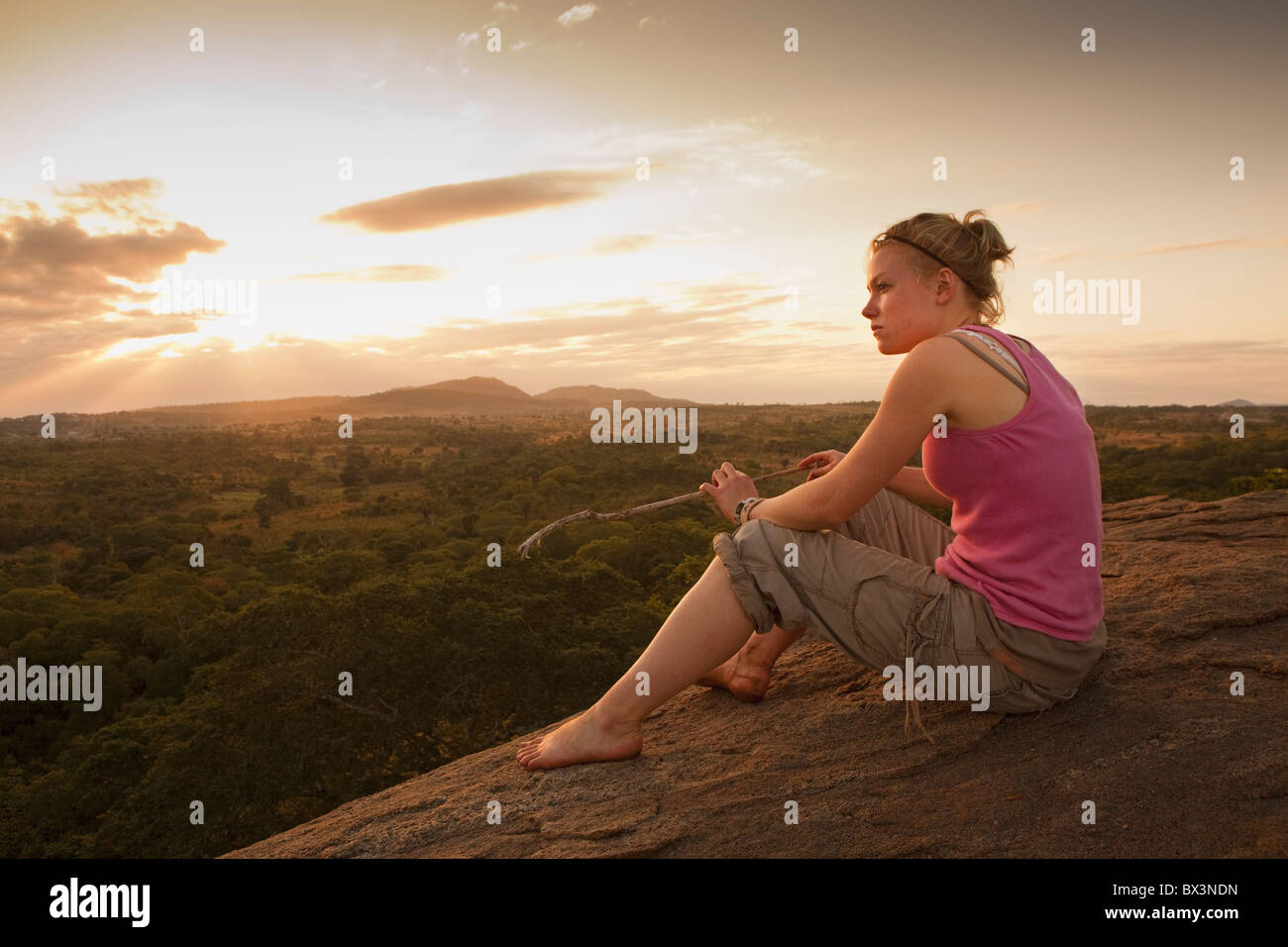 Une jeune femme à la recherche sur le paysage africain ; Manica, Mozambique, Africa Banque D'Images