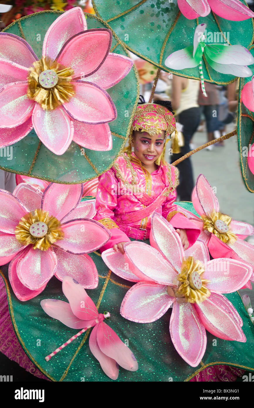 Trinidad Carnaval, Junior jolie jeune fille en fleur de lotus rose costume, Groupe du nom de la Cité Interdite' Banque D'Images