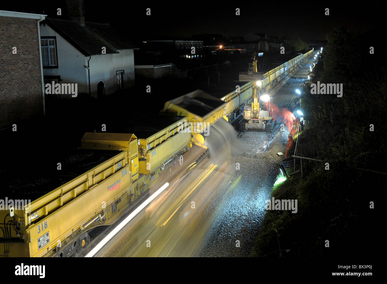 Network Rail et Colas Rail à ballast Bredon laïcs dans le Gloucestershire le renouvellement d'un tracé sur la ligne principale de Birmingham à Gloucester Banque D'Images