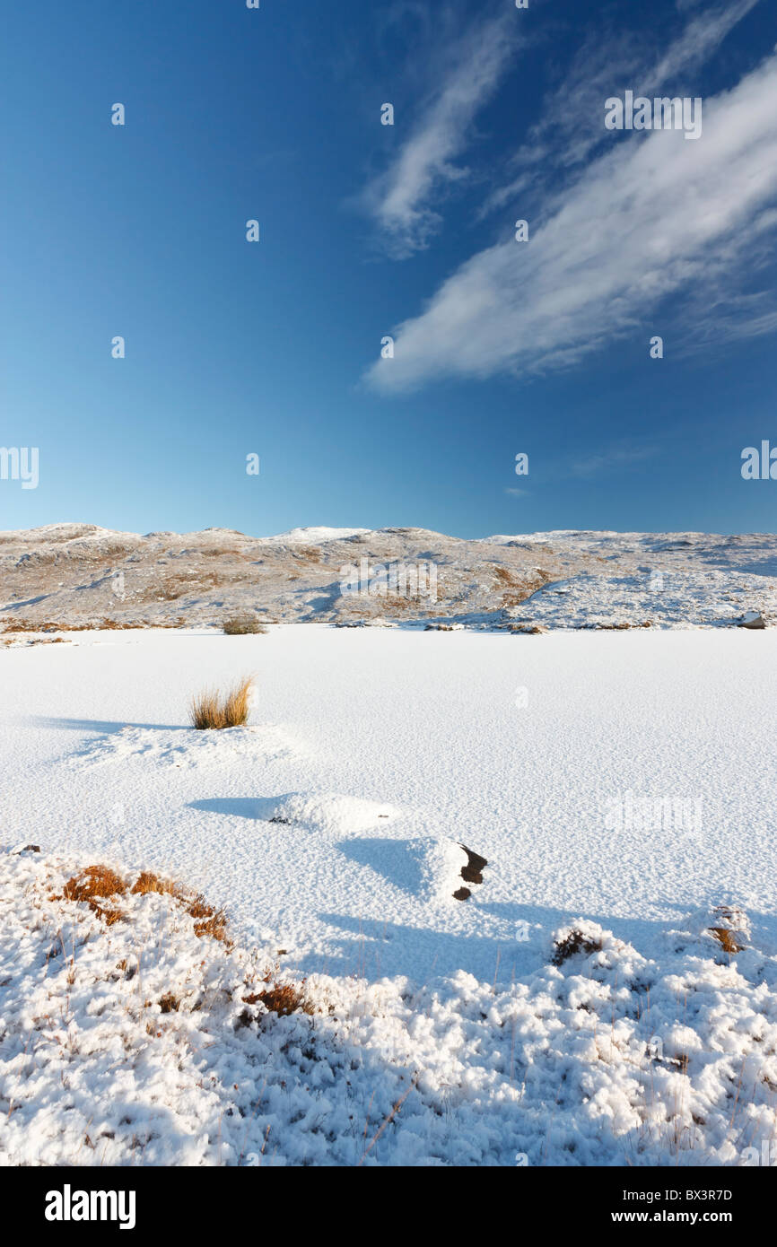 Lacasdail loch congelé recouverts d'une couche de neige fraîche, Isle of Harris, Scotland Banque D'Images