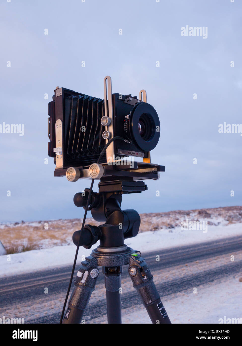 Un Ebony RSW45 4x5 cm Domaine grand format caméra actuellement utilisé pour photographier un paysage hivernal. Banque D'Images