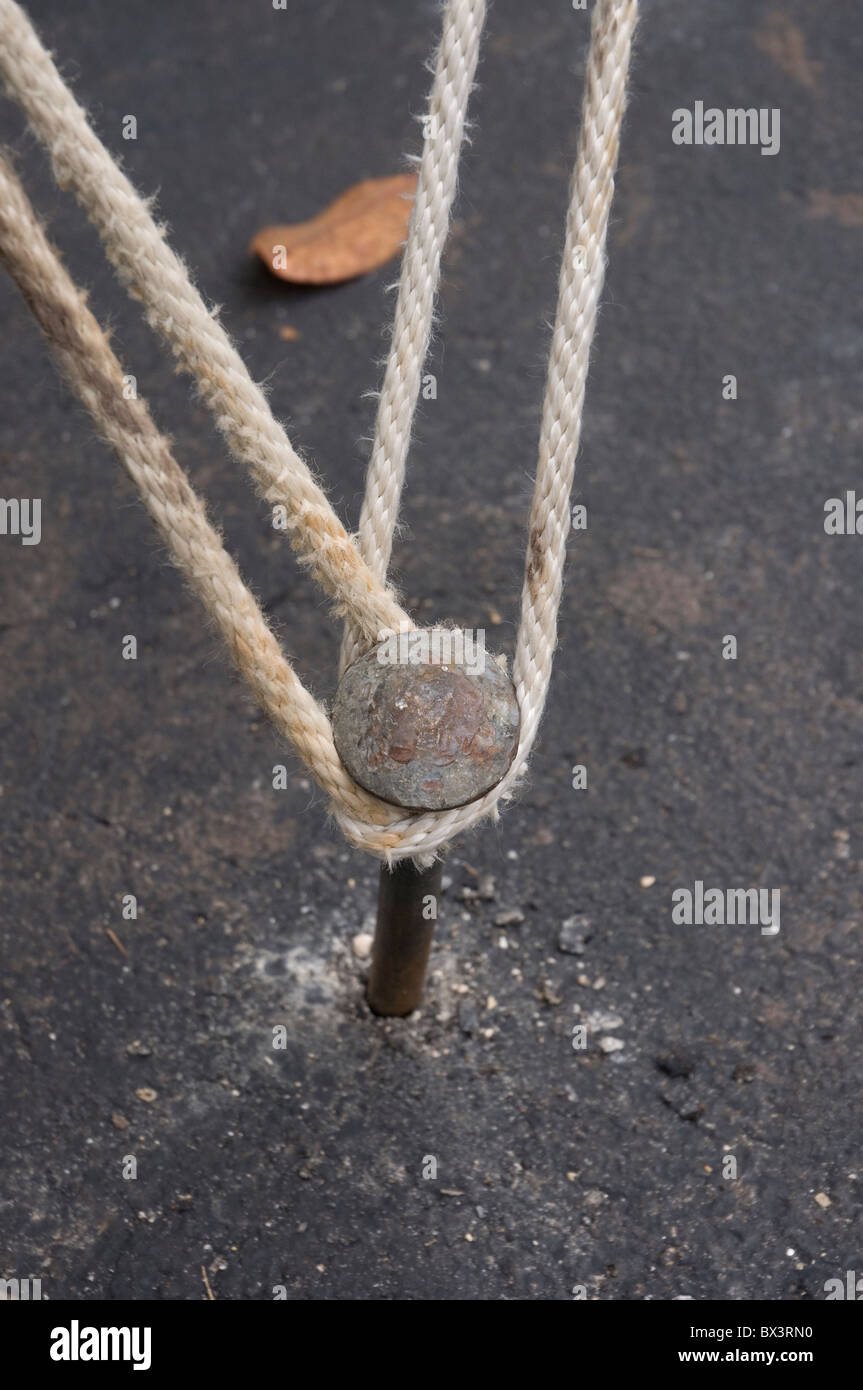 Fer à repasser metal jeu de cordes et utilisé comme un lien vers le bas pour les tentes Banque D'Images