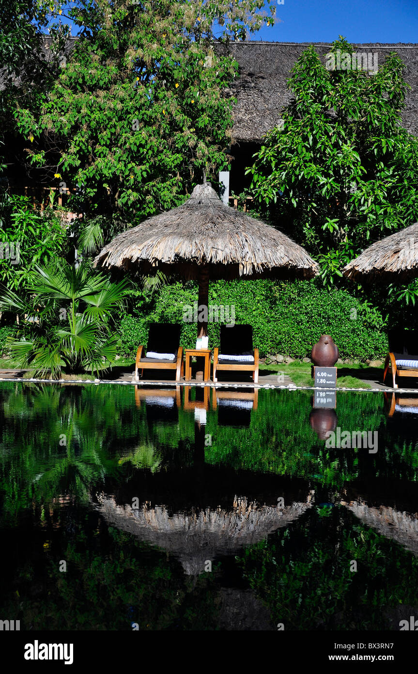 Belles réflexions à une piscine entourée de végétation verte à Hue, Vietnam Banque D'Images