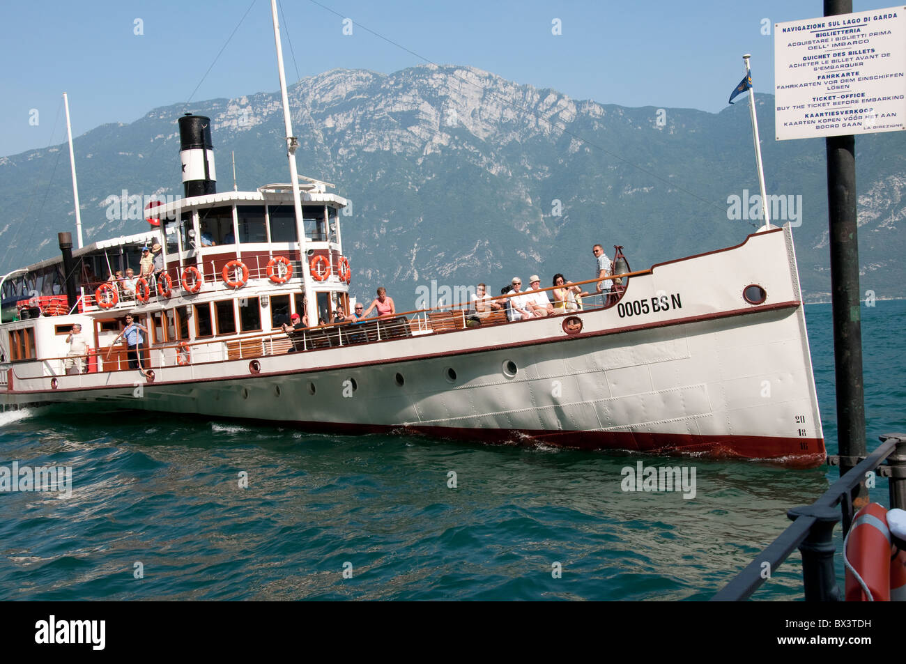 Ferry à vapeur sur le lac de Garde dans le nord les lacs italiens Photo