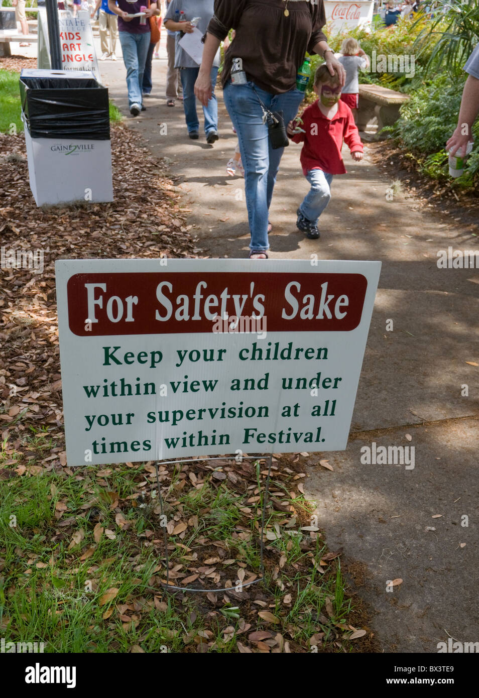 Panneau d'avertissement de sécurité enfants printemps des arts à Gainesville en Floride Banque D'Images