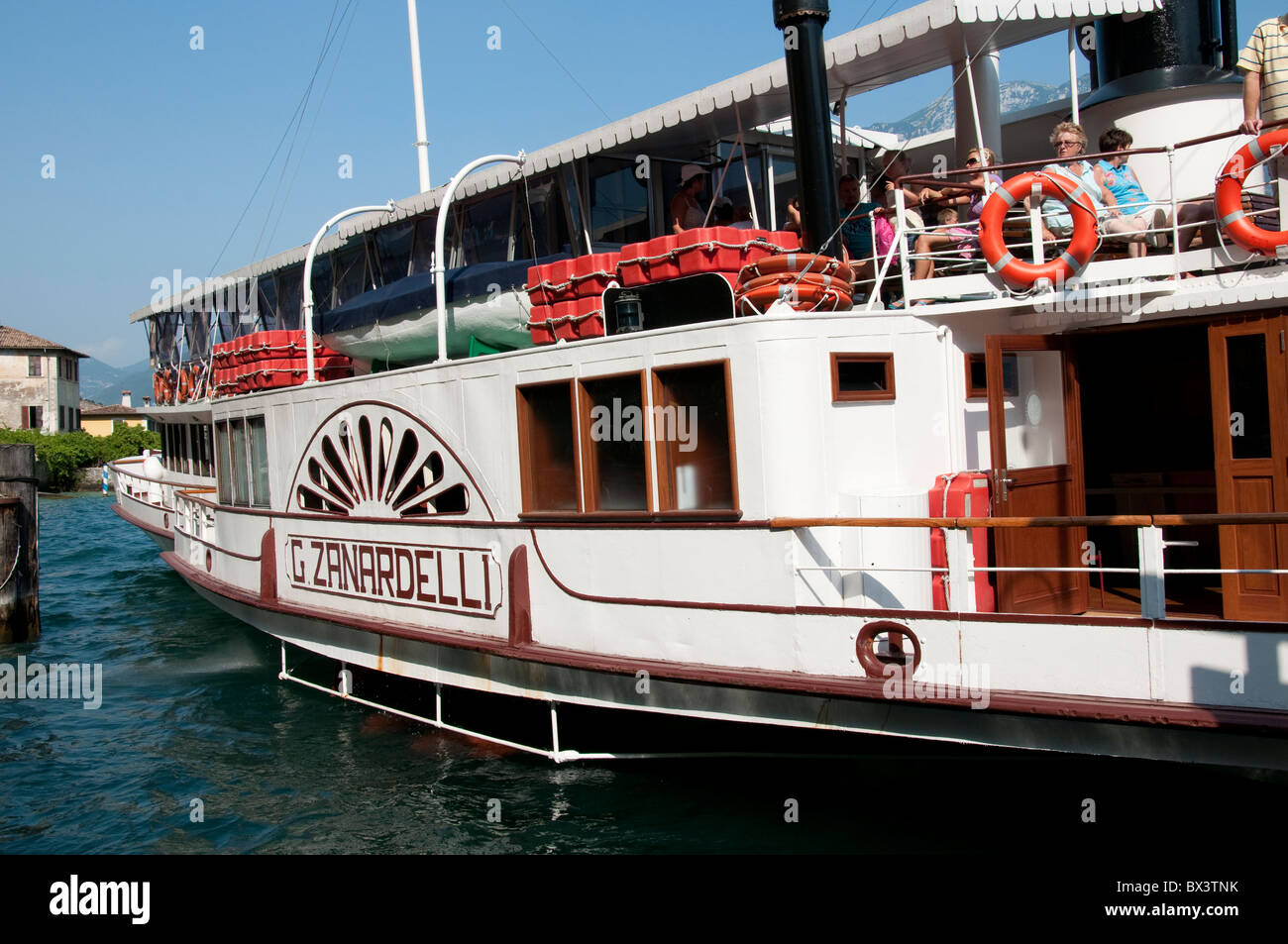 Ferry à vapeur sur le lac de Garde dans le nord les lacs italiens Photo