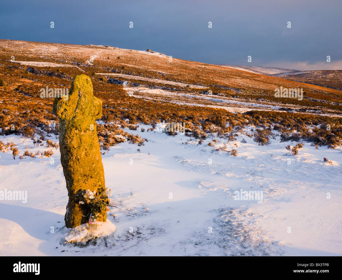 Bennetts Cross dans la neige d'hiver dans le parc national de Dartmoor près de Postbridge, Devon, Angleterre. Banque D'Images