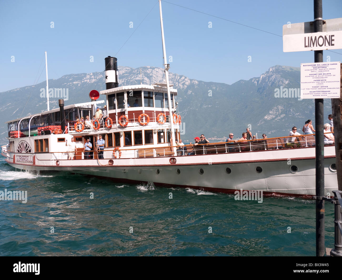 Ferry à vapeur sur le lac de Garde dans le nord les lacs italiens Photo