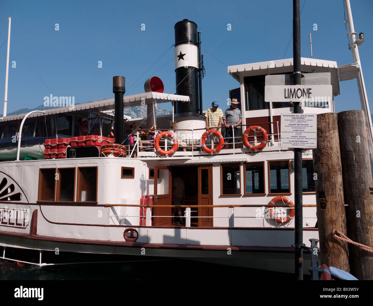 Ferry à vapeur sur le lac de Garde dans le nord les lacs italiens Photo