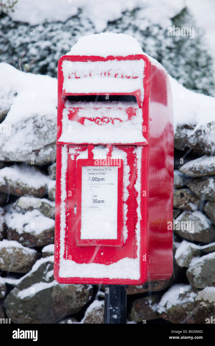 Une boite aux lettres dans la neige de Thirlmere, Lake District, UK. Banque D'Images