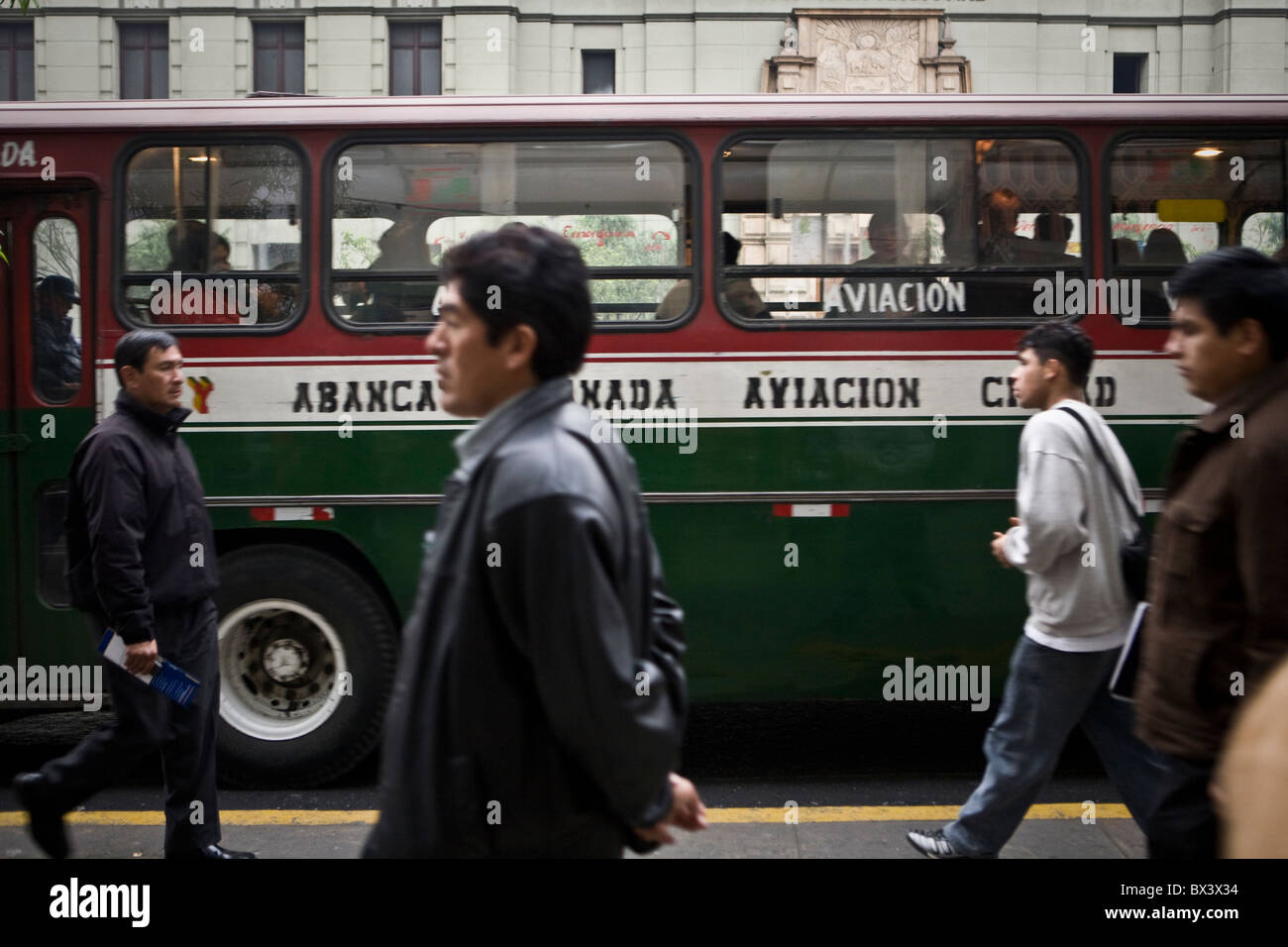 Arrêt de bus dans le centre de Lima, Pérou. Banque D'Images