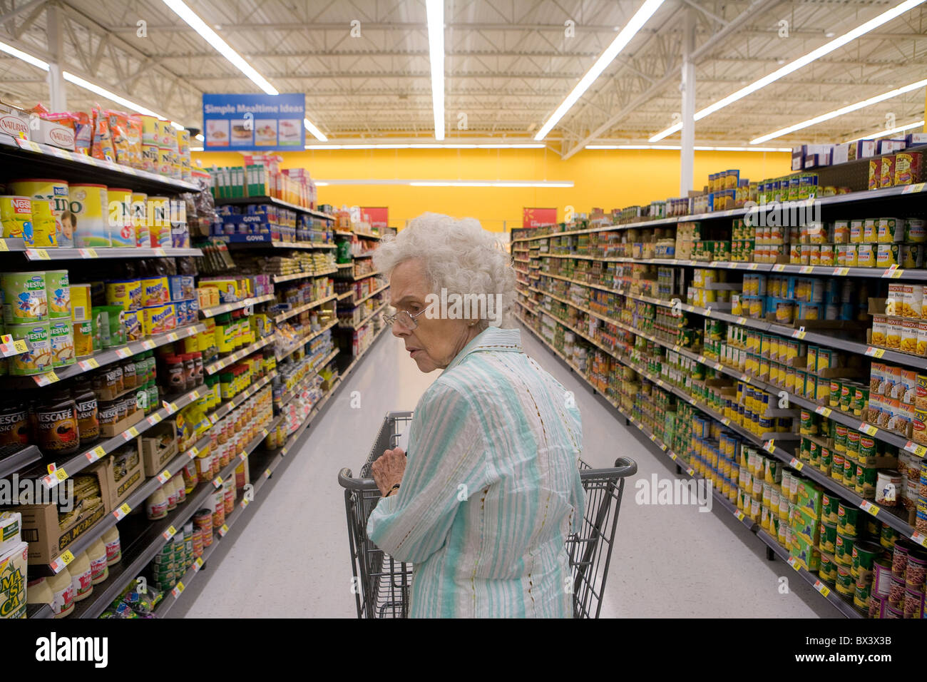 Femme âgée dans l'allée de l'épicerie d'un Wal-Mart - Chesapeake, en Virginie. Banque D'Images