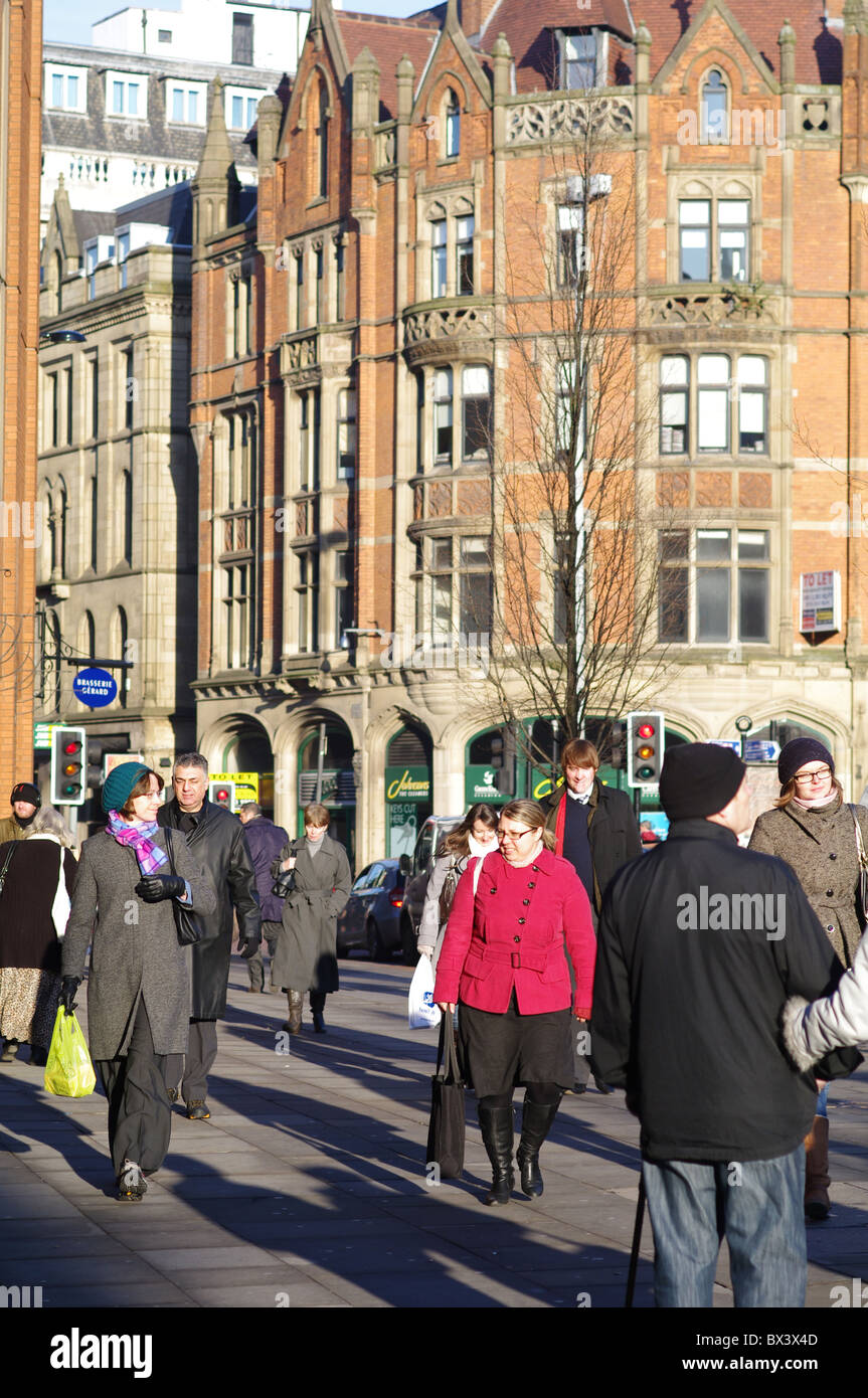 Les acheteurs de Noël sur Cross Street Manchester Banque D'Images