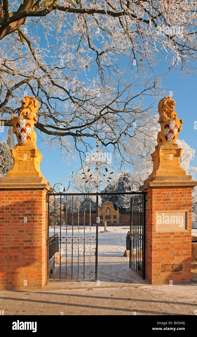 Jardin du souvenir commémoratif de guerre avec Lion de sculptures et de porte en fer forgé Lichfield en hiver la neige et le givre Banque D'Images