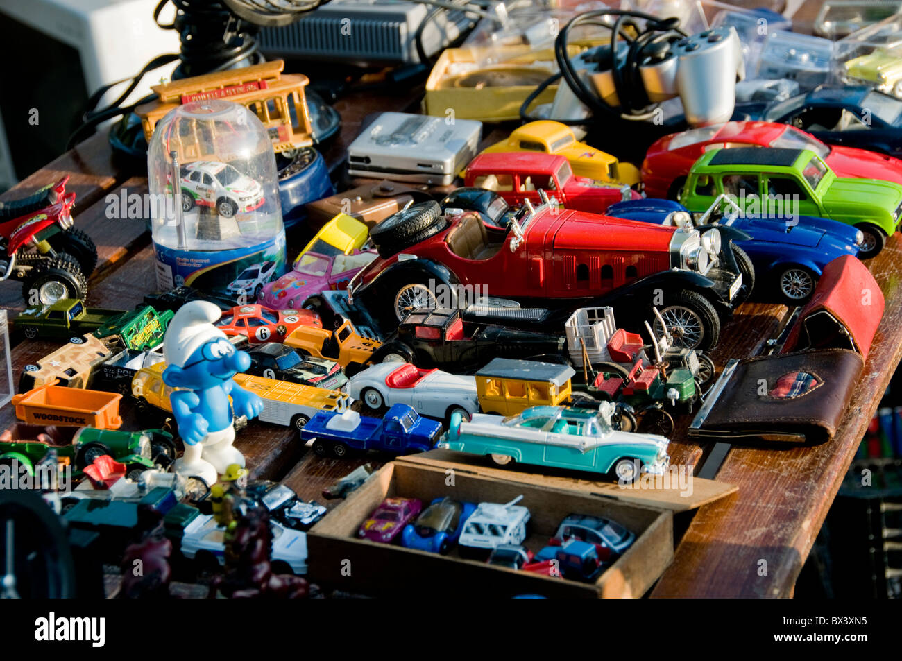Paris, France - jouets anciens pour enfants, voitures, magasins, extérieur,  marché aux puces public Photo Stock - Alamy