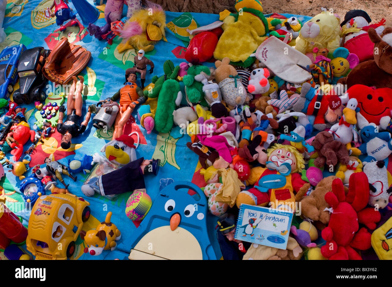 Paris, France, marchés aux puces, vide grenier de quartier, produits  d'occasion de seconde main, les jouets pour enfants Photo Stock - Alamy