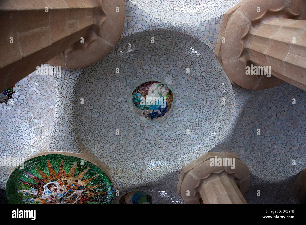 Carreaux de plafond dans la basse cour dans le Parc Güell, Barcelone, Espagne Banque D'Images