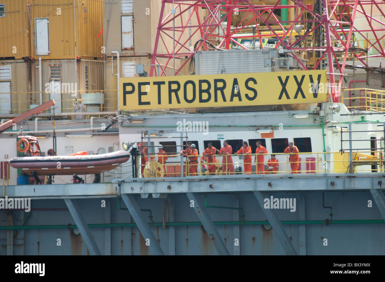 Les travailleurs de plate-forme de forage en mer Petrobras XXV à dans à la mer. Banque D'Images