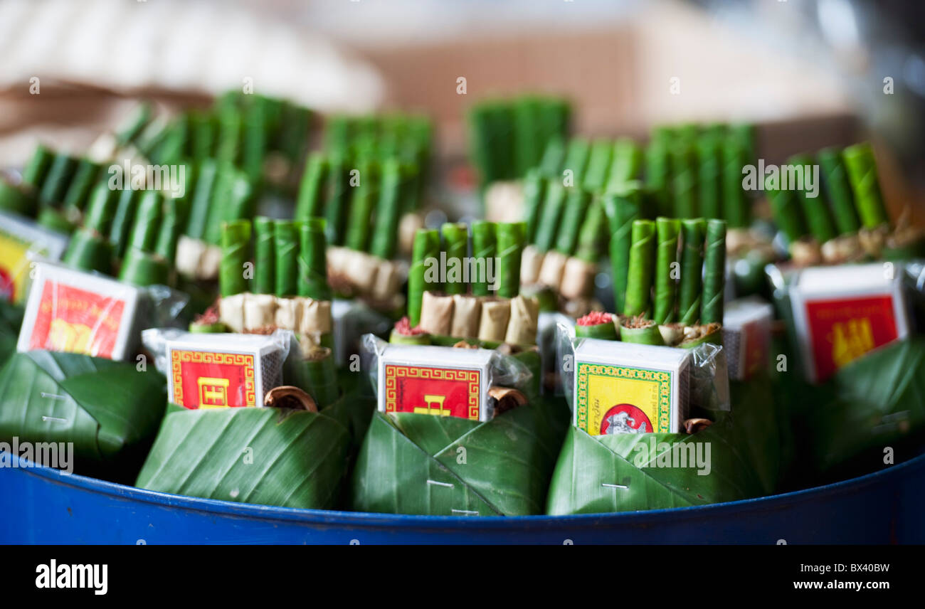(Cigarettes Cigarillos Thaï) à vendre à un marché ; Chiang Mai, Thaïlande Banque D'Images