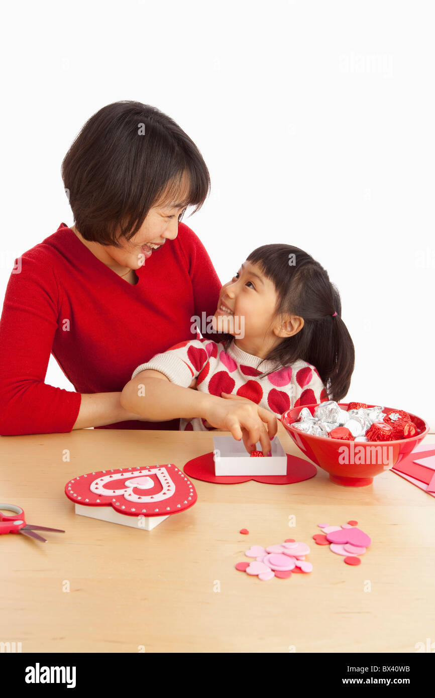 Une mère et sa fille faire de la Saint-Valentin de l'artisanat Banque D'Images