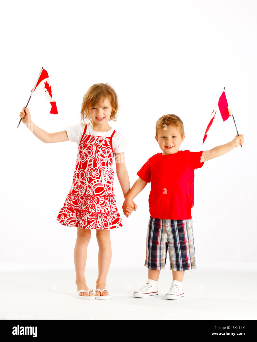 Deux enfants tenant des drapeaux canadiens Banque D'Images