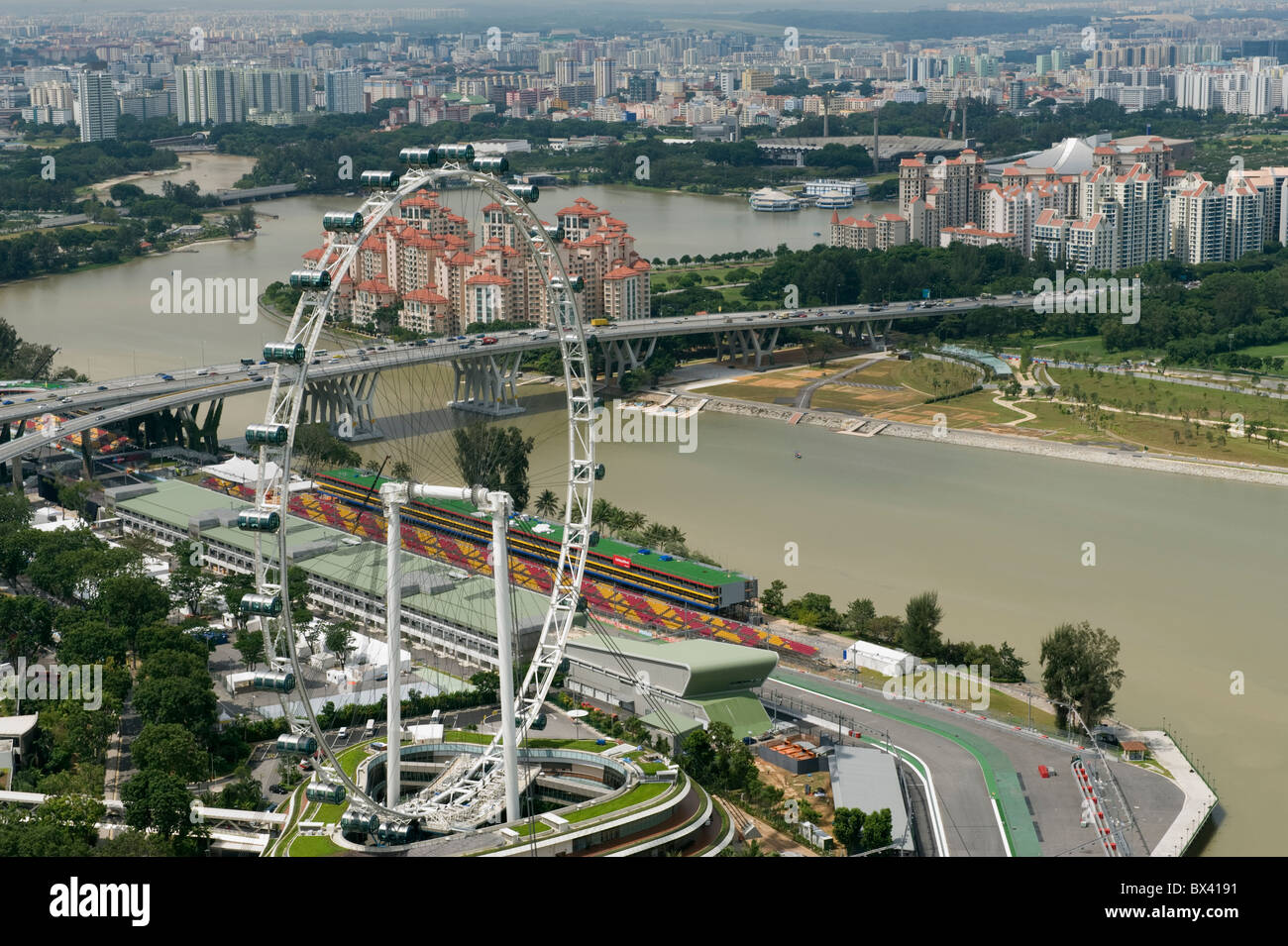Vue de Singapour et le Singapore Flyer de la Marina Bay Sands Hotel Banque D'Images