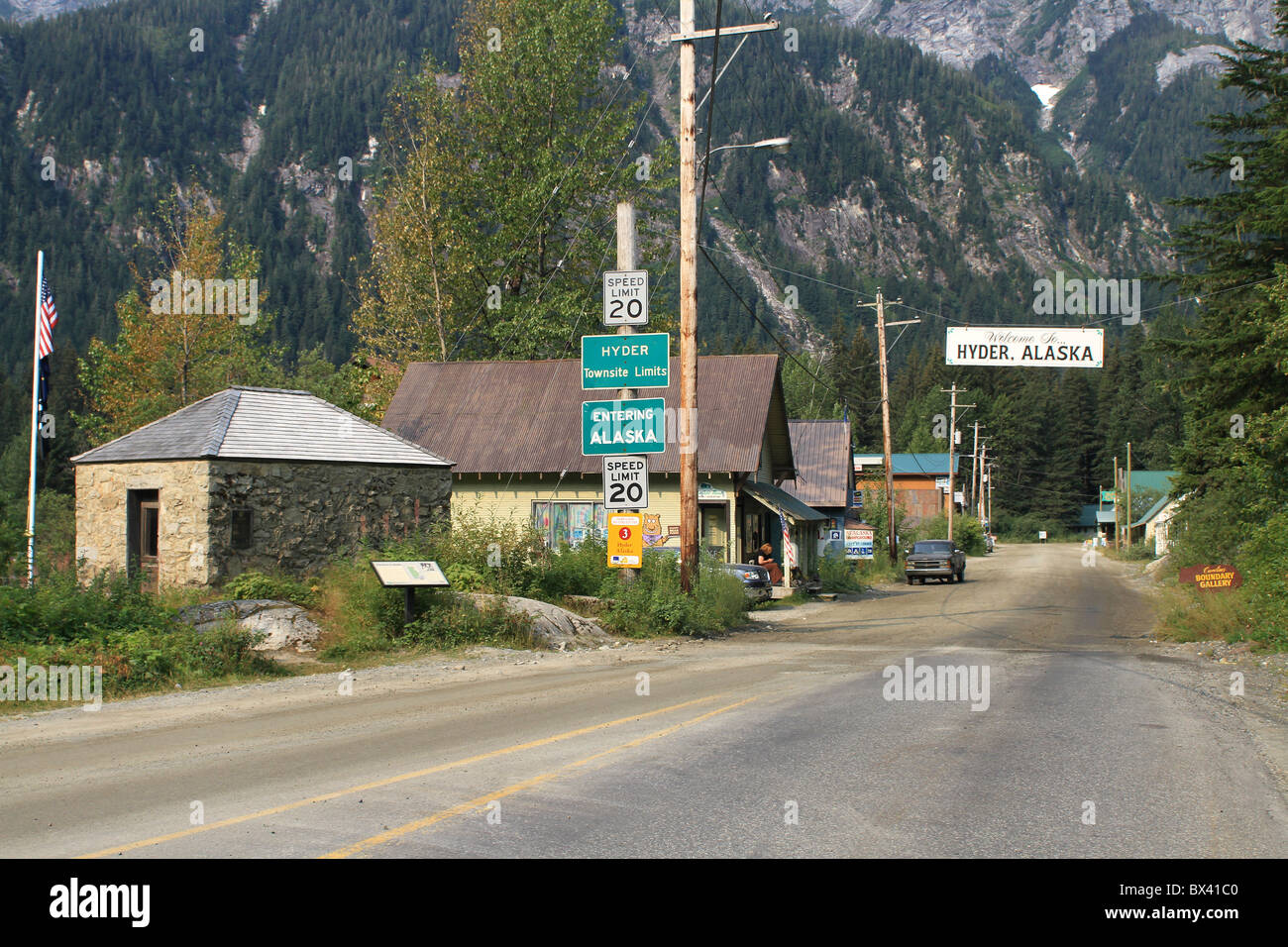 La ville rurale de Hyder, Alaska montrant la rue principale avec des petits bâtiments et l'augmentation des montagnes en arrière-plan. Banque D'Images