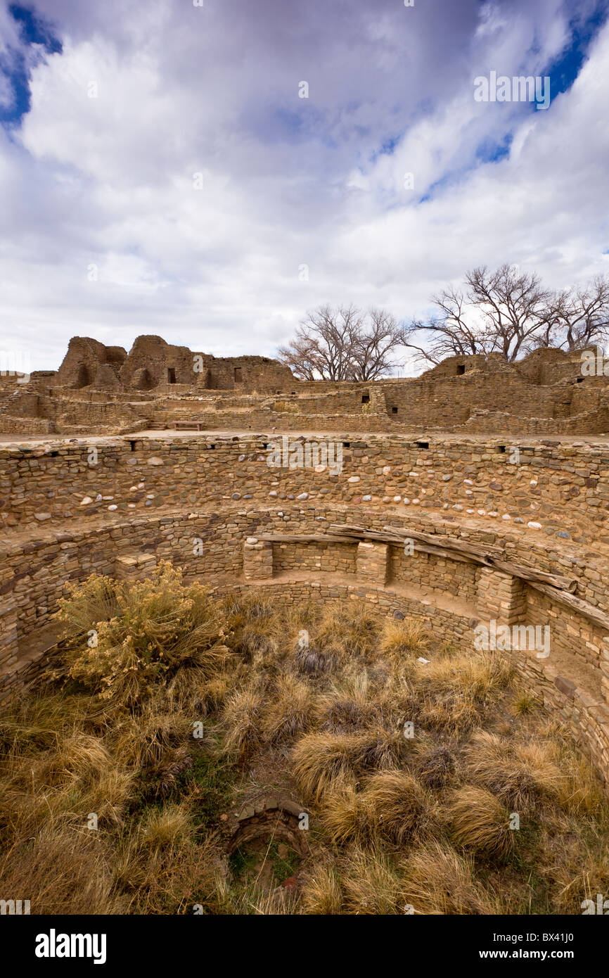 Native American Cérémonie de Kiva, fosse circulaire utilisé pour des cérémonies, chambre à l'Aztec Ruins National Monument à New Mexico, USA. Banque D'Images