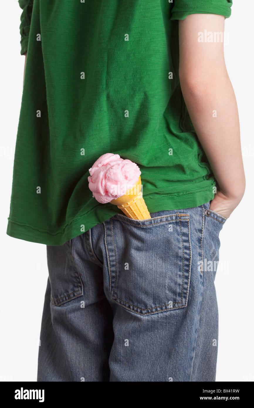 Un garçon avec un cornet de crème glacée dans sa poche arrière Banque D'Images