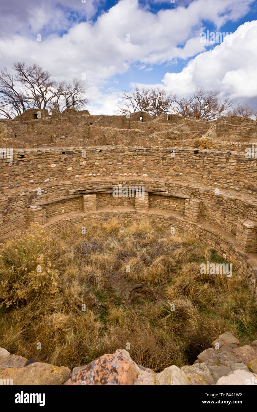 Native American Cérémonie de Kiva, fosse circulaire utilisé pour des cérémonies, chambre à l'Aztec Ruins National Monument à New Mexico, USA. Banque D'Images