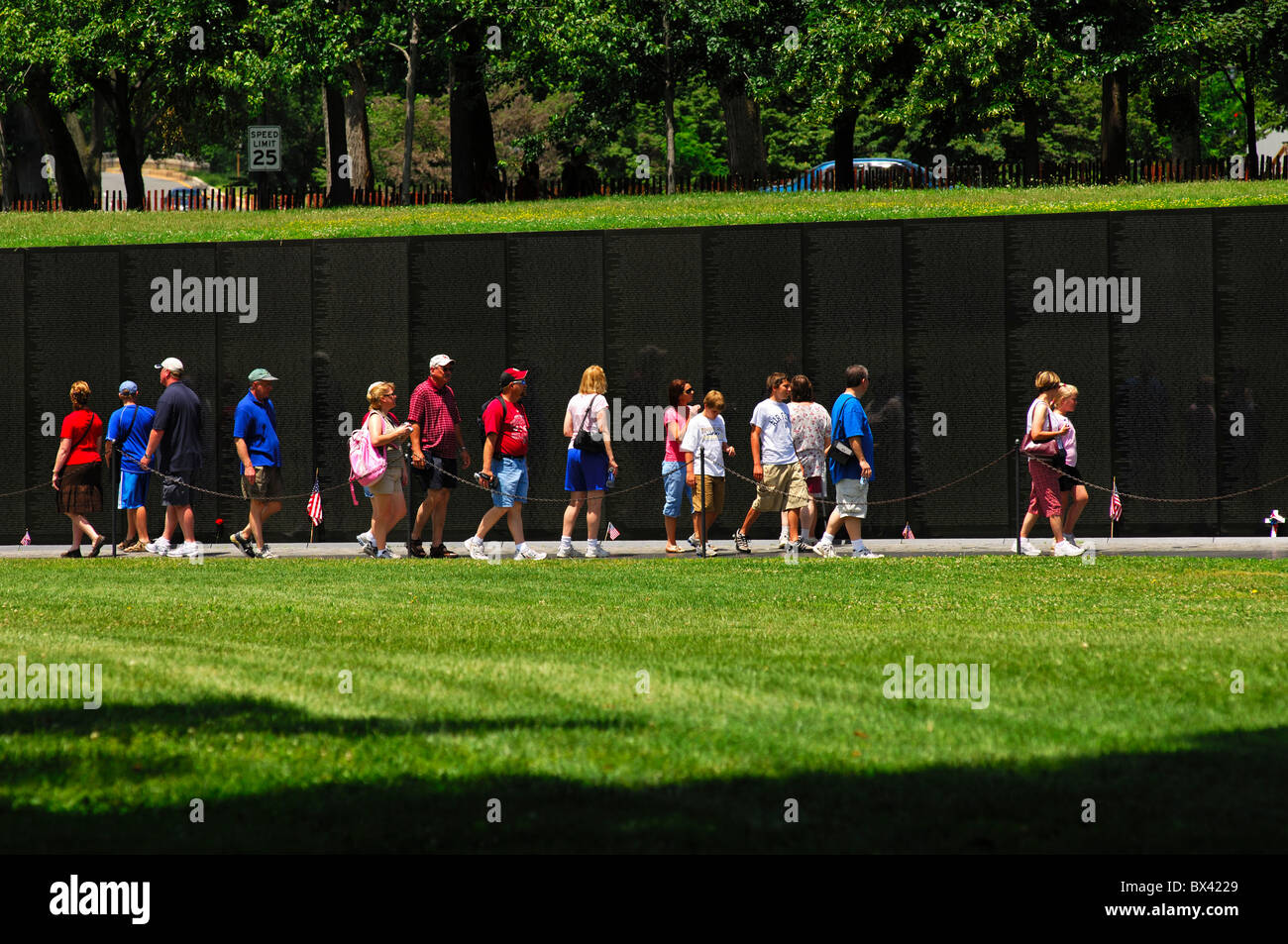 Les visiteurs du Vietnam Veterans Memorial Wall, Washington, D.C., USA Banque D'Images