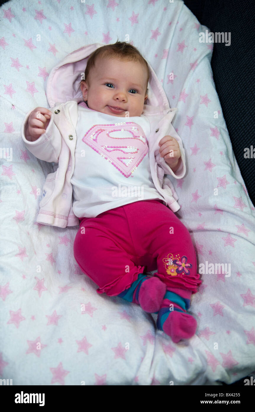 2 mois bébé fille Photo Stock - Alamy