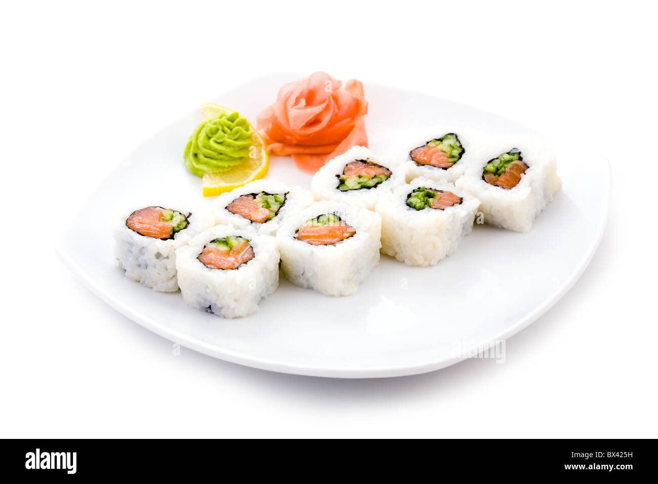 Image de rouleaux de sushi maki saké servi avec wasabi et gingembre mariné Banque D'Images