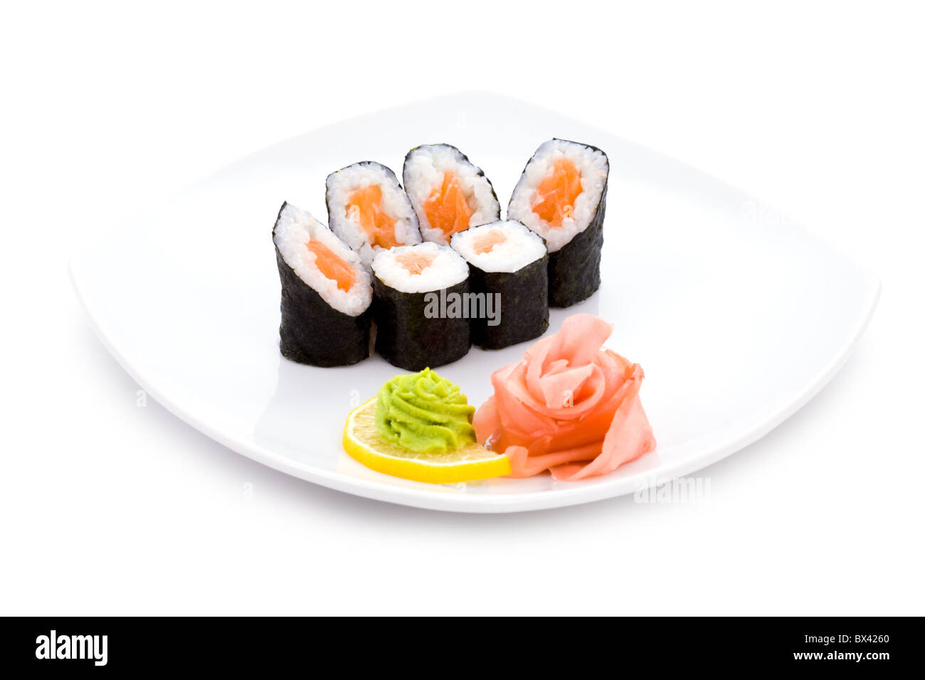 Image d'amour hosomaki avec sushi wasabi et gingembre mariné sur une plaque Banque D'Images