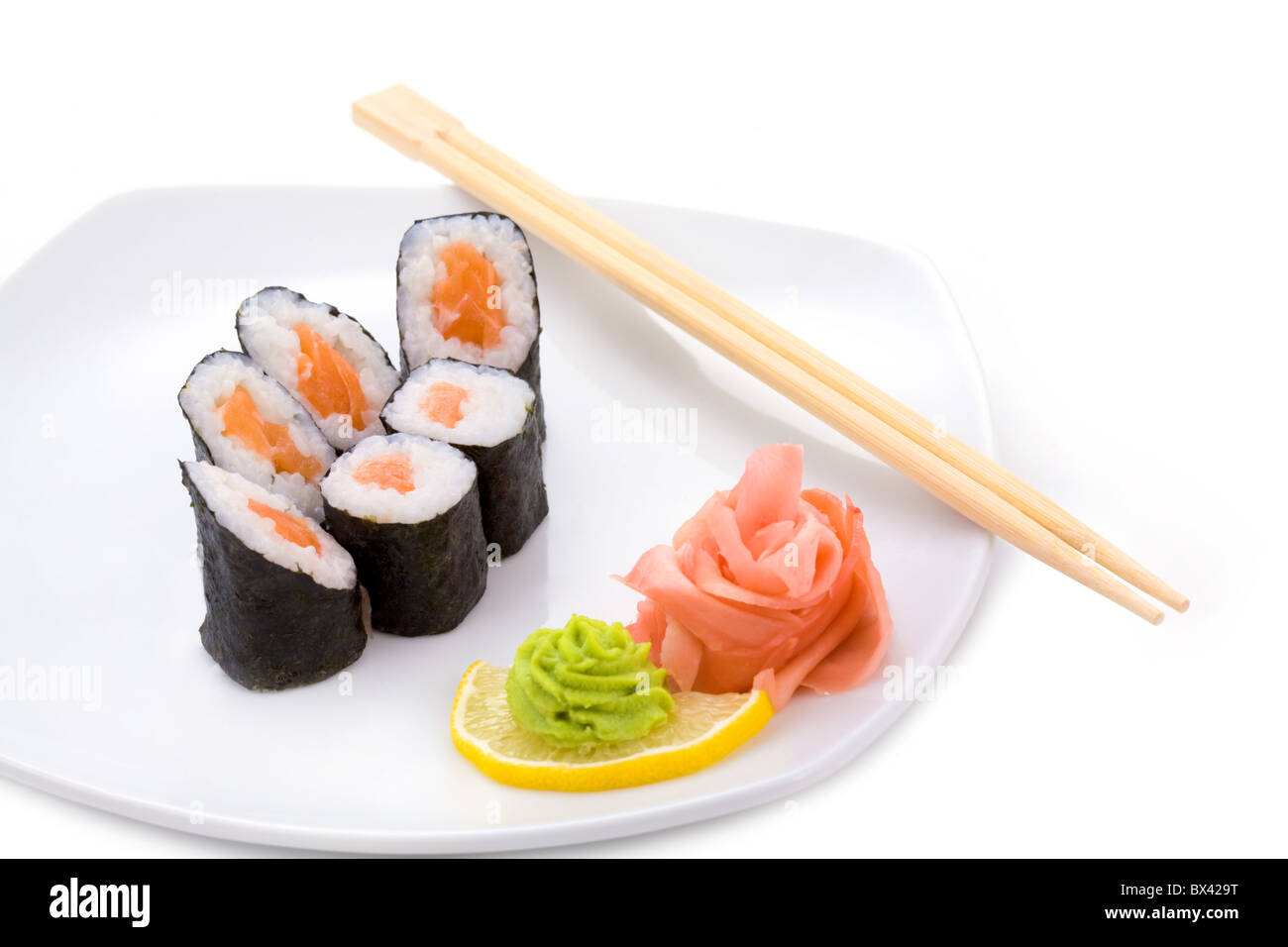 Image d'amour hosomaki avec sushi wasabi et gingembre mariné sur une plaque Banque D'Images