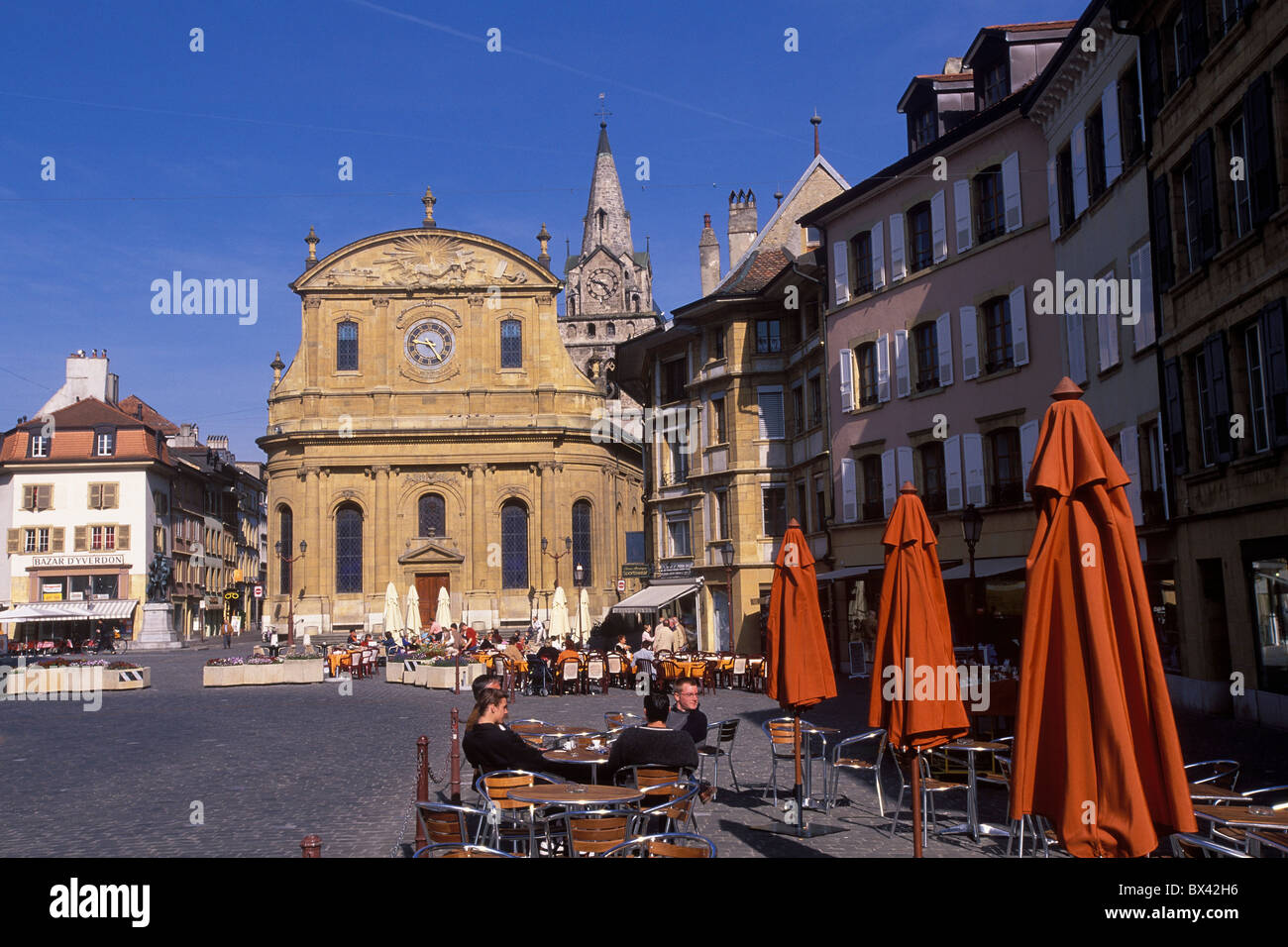 Yverdon-les-Bains Place Pestalozzi street cafe personne place vieille ville Eglise Notre Dame Notre Dame canton Vaud Banque D'Images