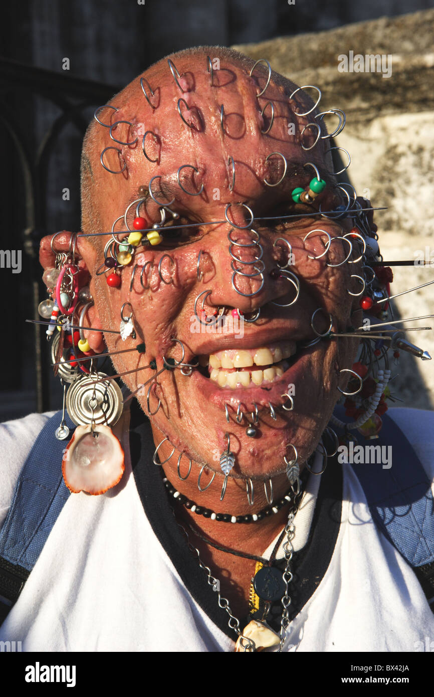 Portrait de l'homme Cuba Piercings Piercing bijoux bijoux de corps extrême  visage Vie Photo Stock - Alamy