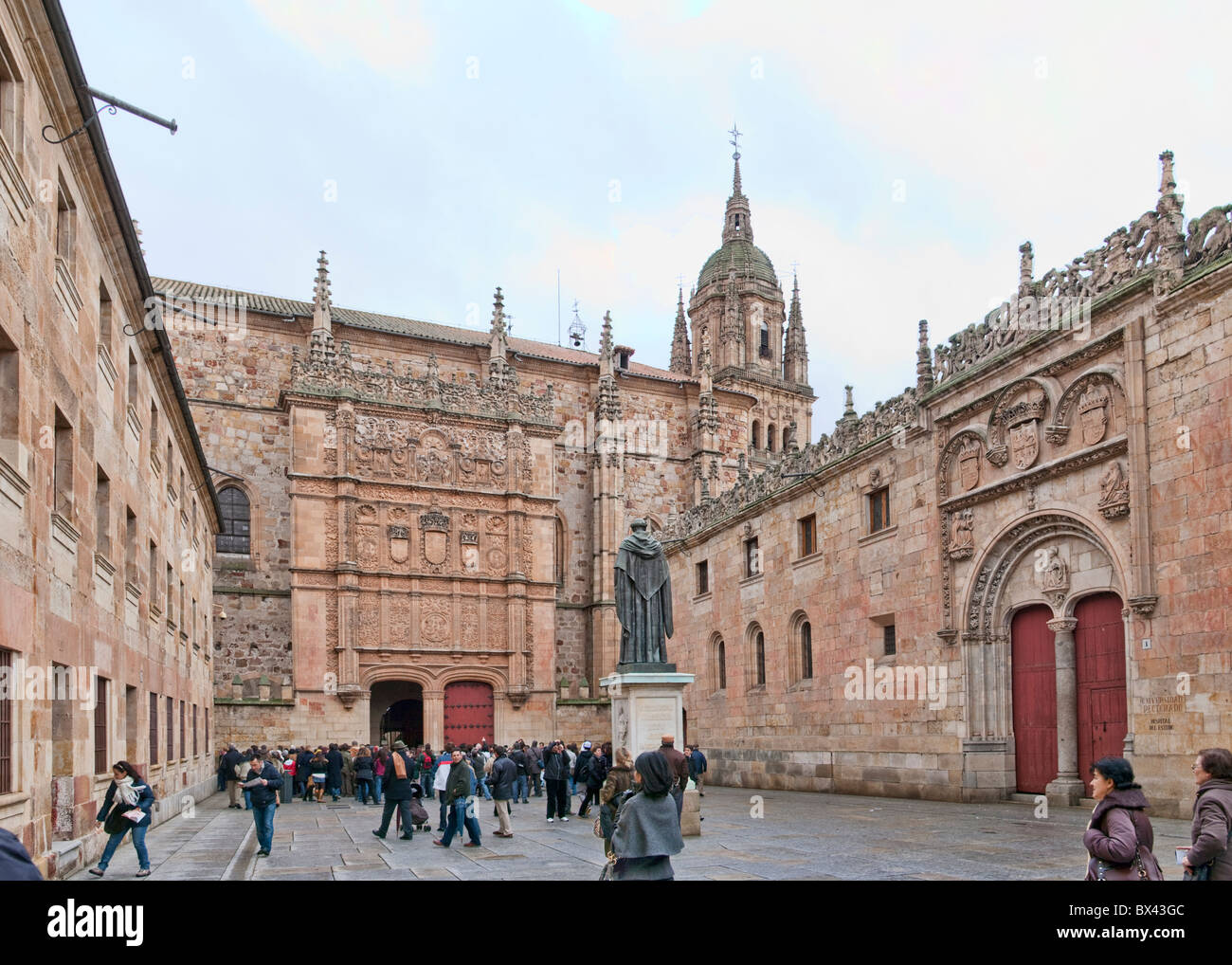 L'Université de Salamanque. Le Patio de las escuelas Menores, avec Fray Luis de Leon statue Banque D'Images