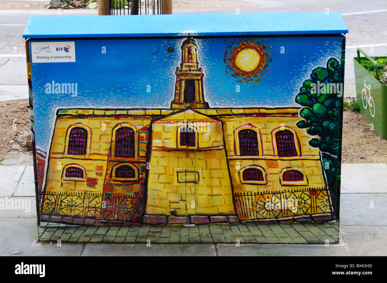 Une boîte de raccordement téléphonique qui a été décorée avec une peinture d'une église voisine par l'artiste de rue Morganic. Banque D'Images