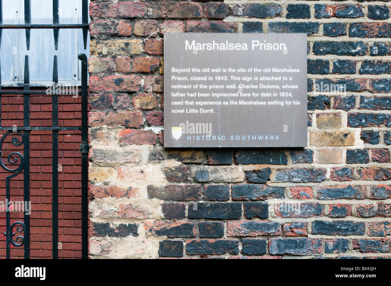 Un signe sur le seul mur de l'ancienne prison Marshalsea commémorant Dickens' utilisation de la prison de peu de Dorrit Banque D'Images
