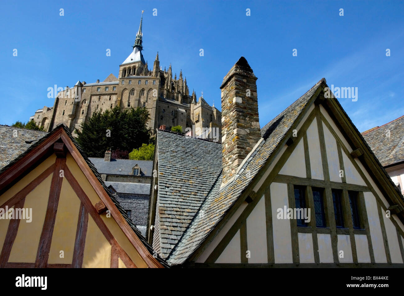 Maisons typiques de la vieille ville entourant le Mont Saint-Michel, un monastère médiéval fortifié sur une île en Normandie, France. Banque D'Images