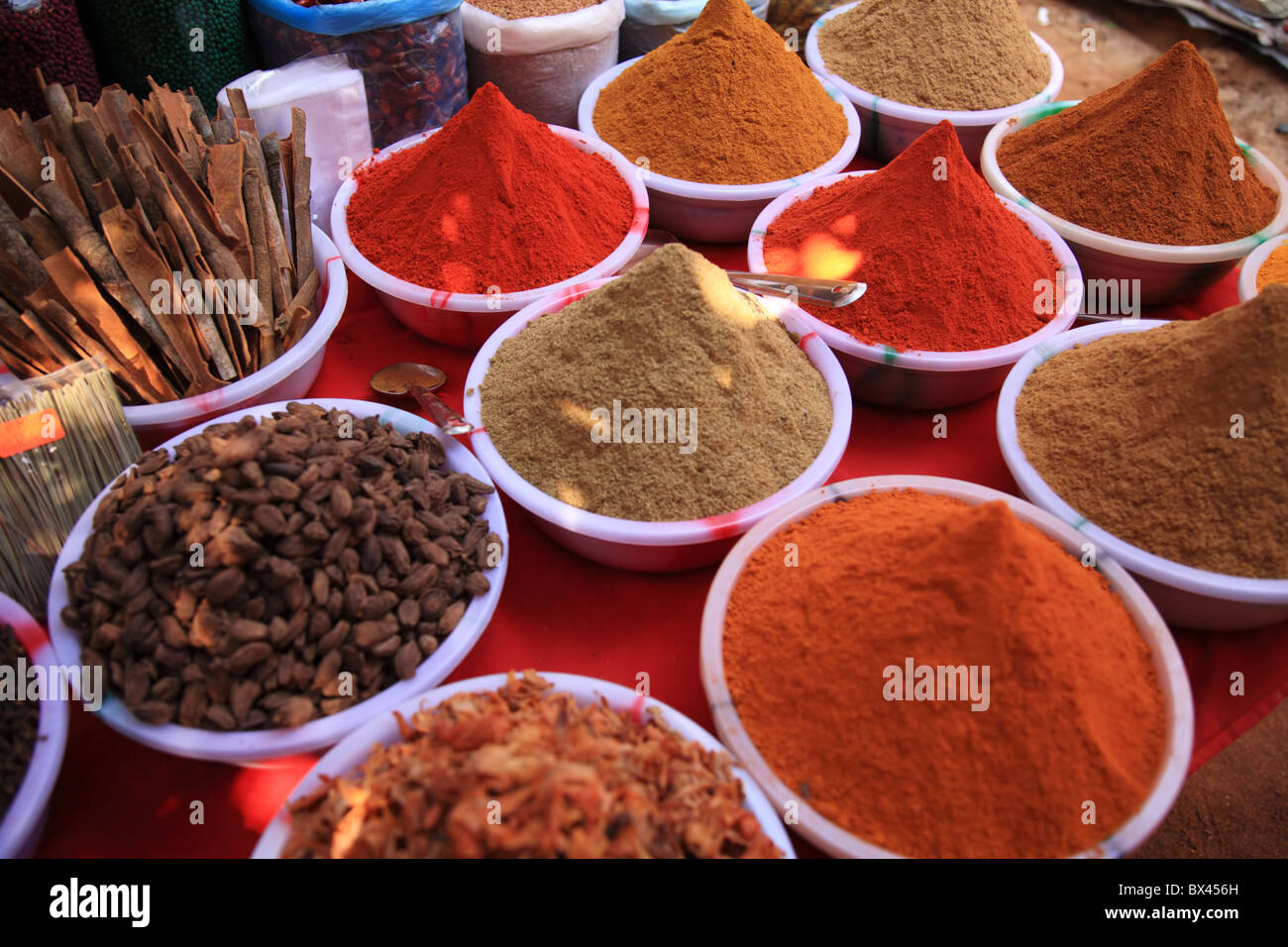 Les épices dans la cuisine du marché indien à Goa Banque D'Images
