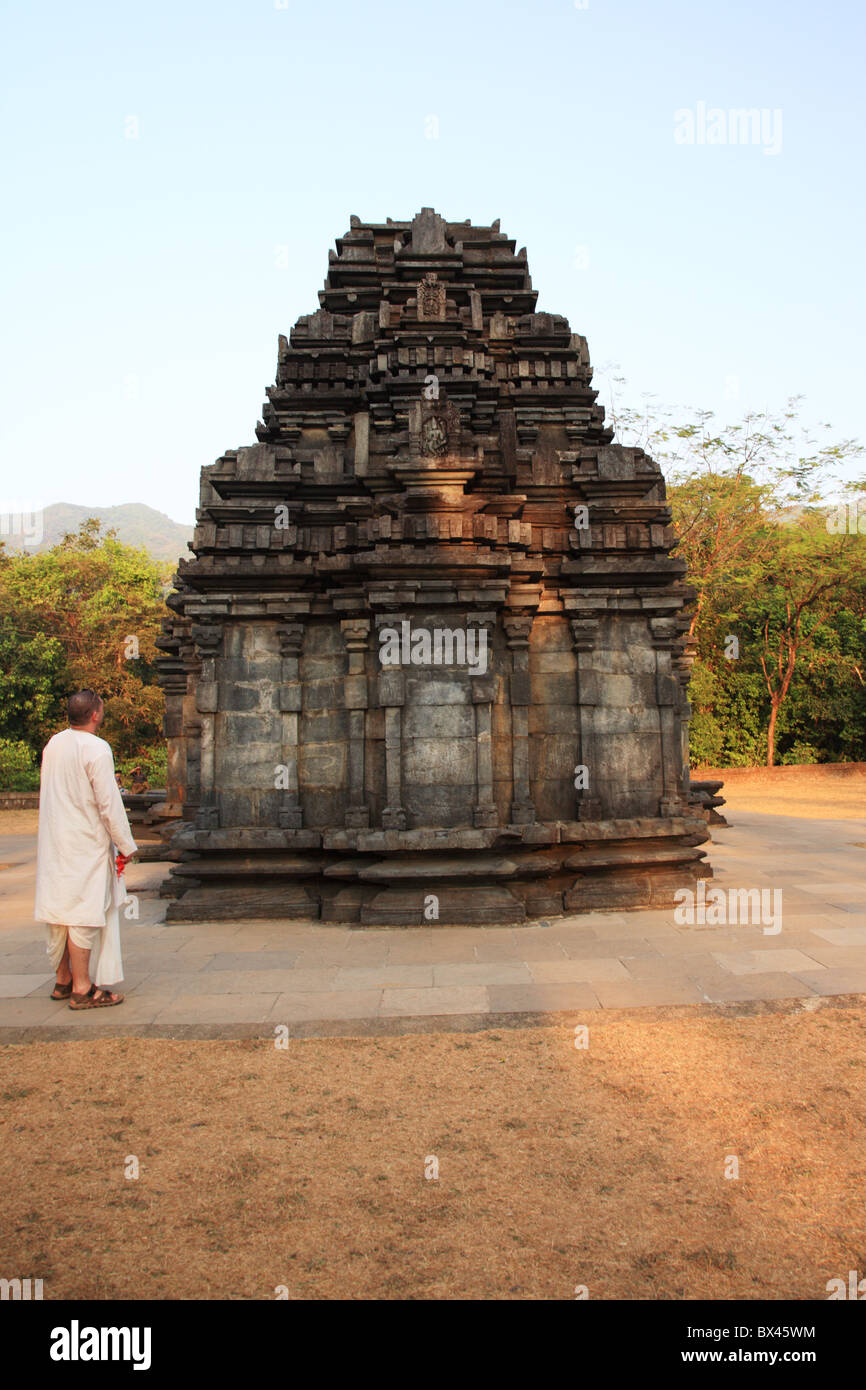 L'homme à la recherche d'à Goa Inde Mahadev Temple Banque D'Images