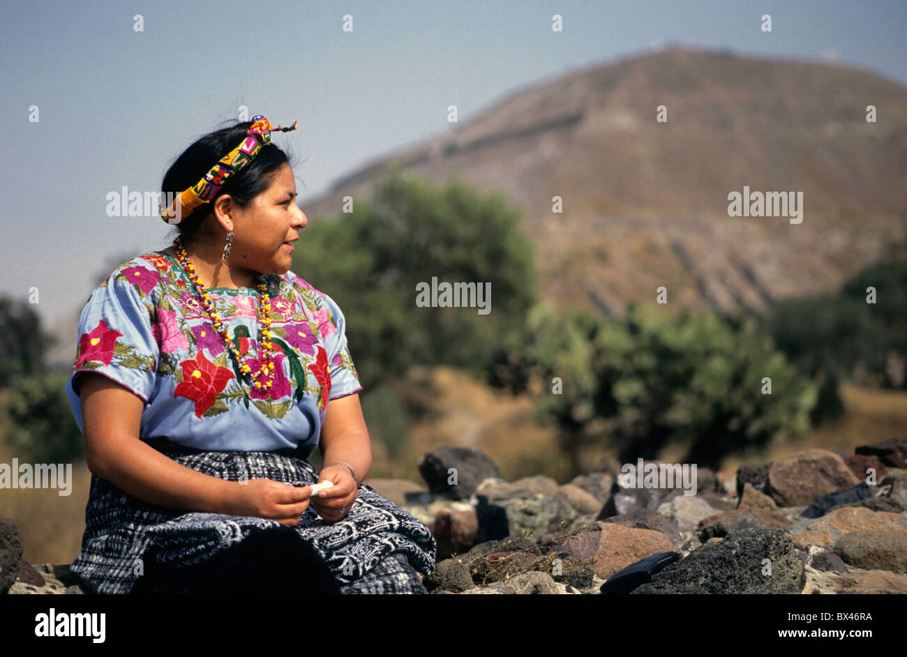 Portrait de 1992 Le Prix Nobel de la paix, Rigoberta Menchú en face de la Pyramide du soleil, Teotihuacan, au Mexique. Banque D'Images