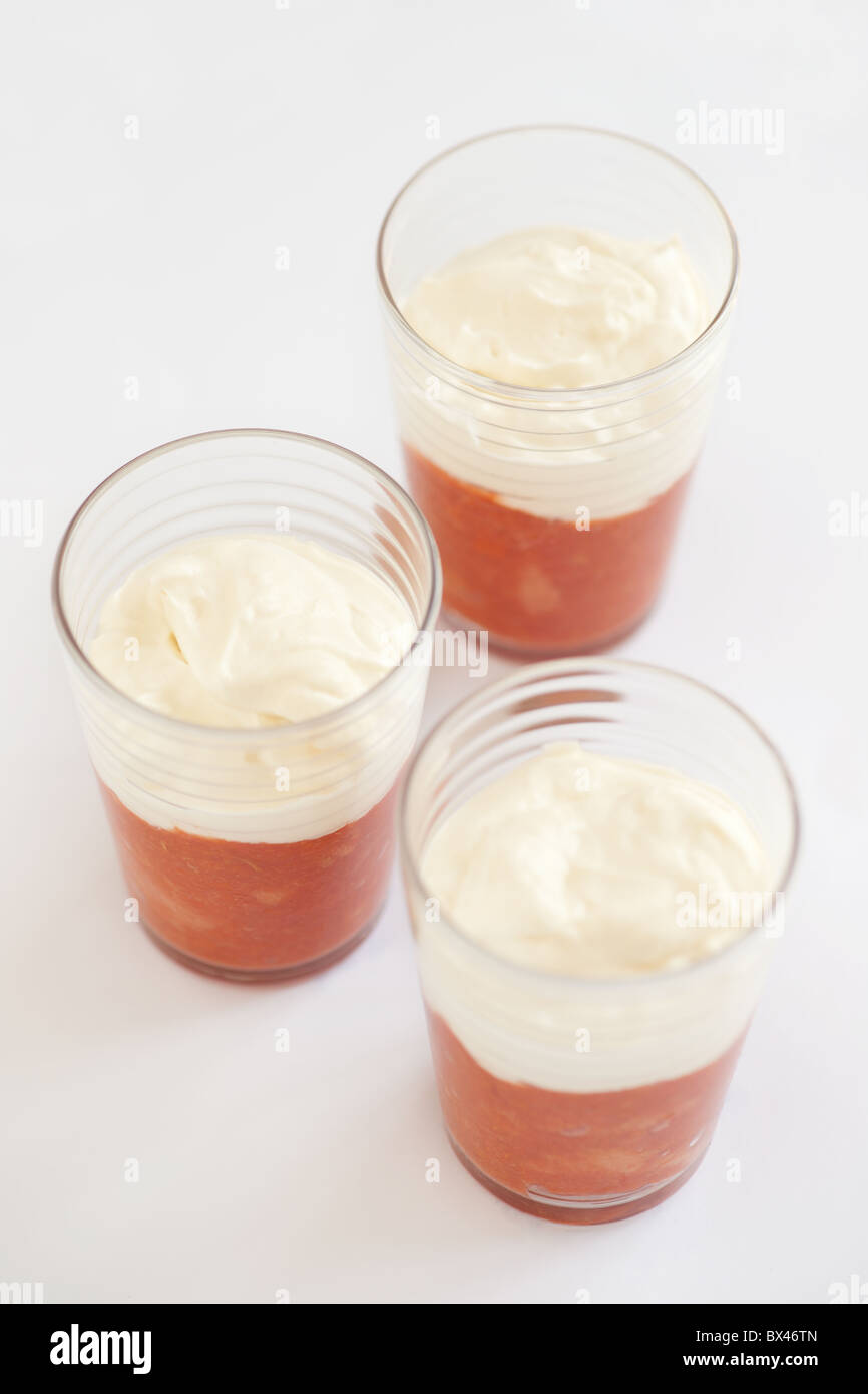 Guava cheese cake dans un verre. Trois verres de compote de goyave rose avec fromage à la crème. Banque D'Images