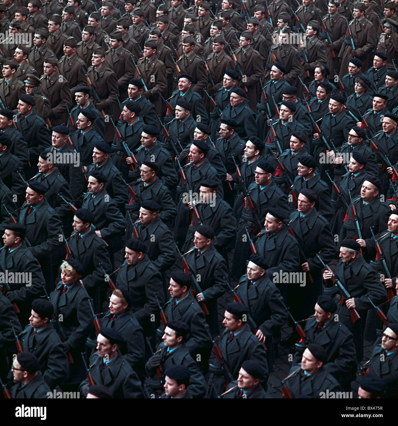 Soldats, l'armée, défilé militaire, célébration, mainmise communiste anniversaire, Place de la Vieille Ville Banque D'Images