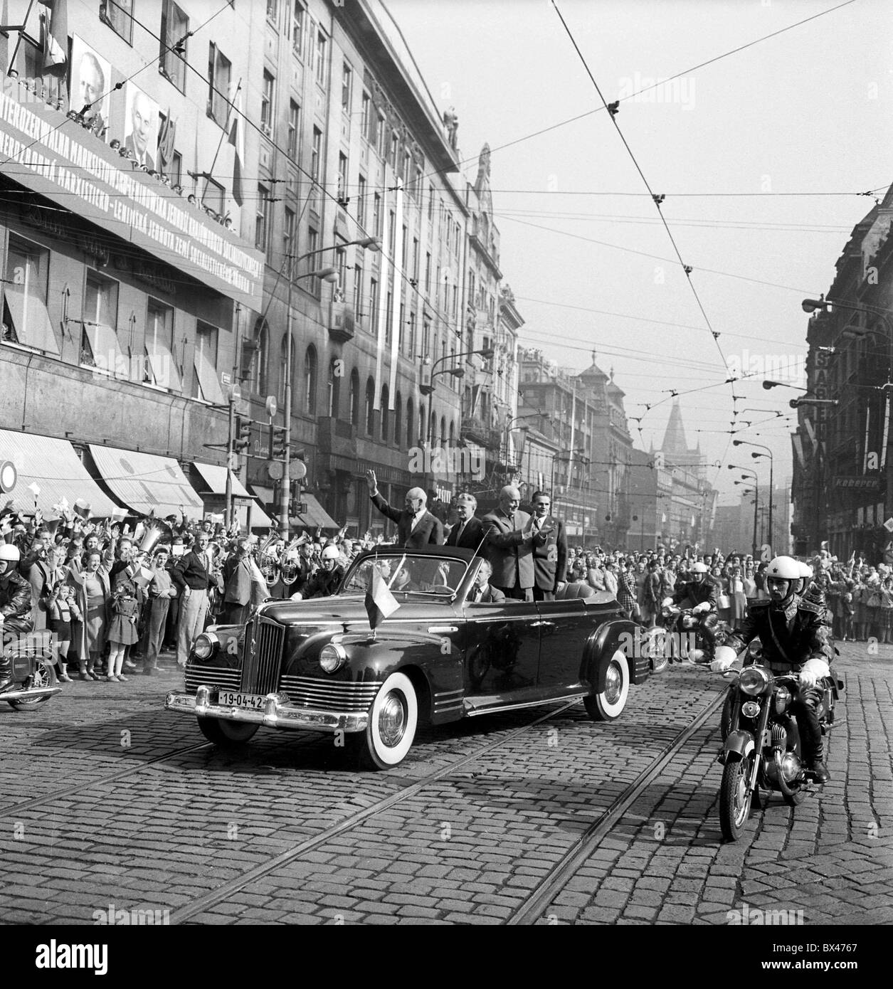 Les membres de délégation gouvernementale de la République de Pologne Wladyslaw Gomulka laissés dans la voiture et Jozef Cyrankiewicz droit Banque D'Images