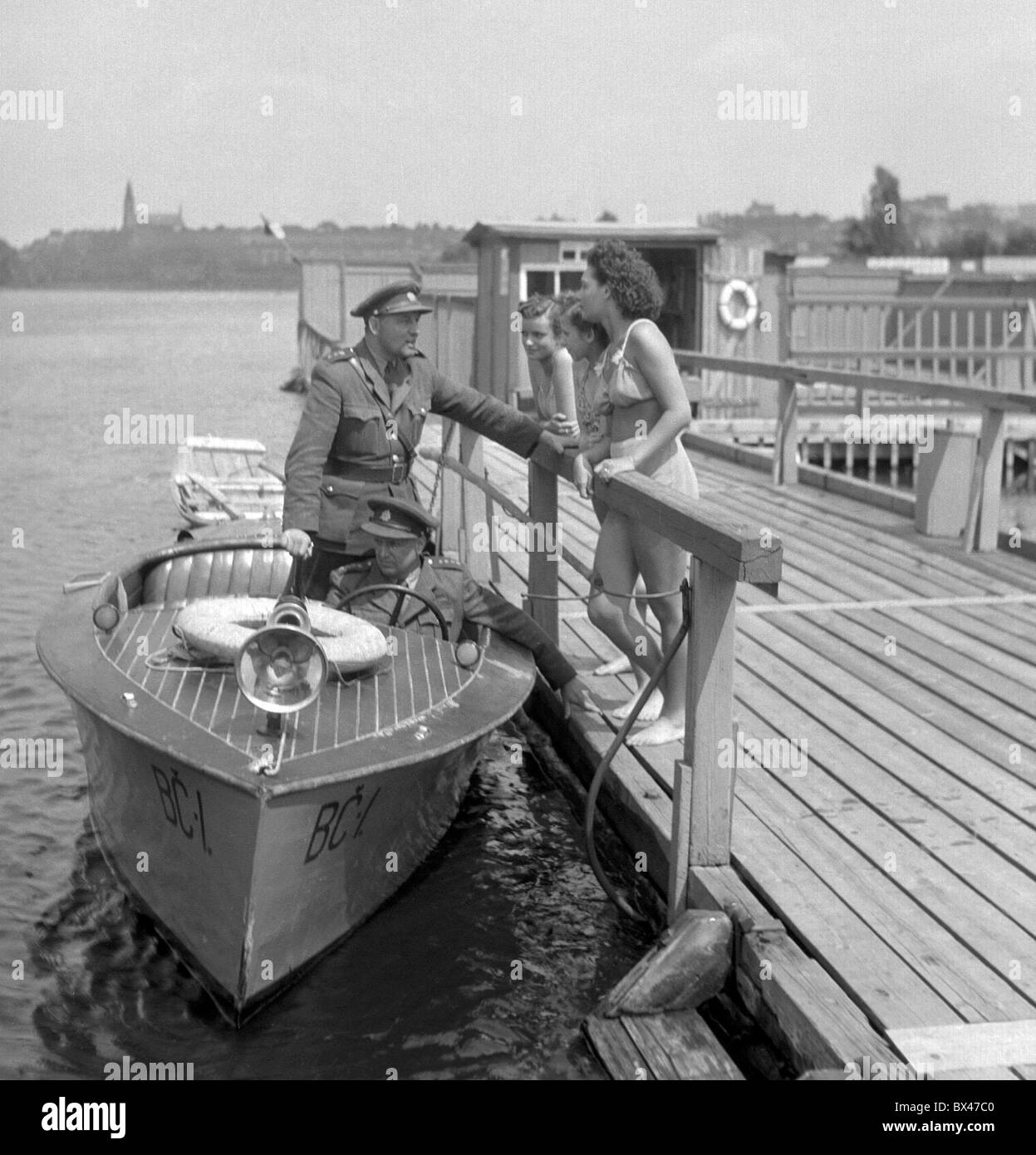 La Tchécoslovaquie - Prague 1949. Agent de police de la rivière parle avec le groupe de citoyens à la rivière Vltava. CTK Vintage Photo. Banque D'Images