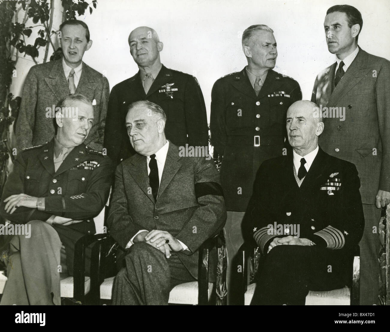 Conférence de Casablanca en janvier 1943 avec les directeurs d'Amérique centre Roosevelt assis. Voir la description ci-dessous pour tous les noms. Banque D'Images